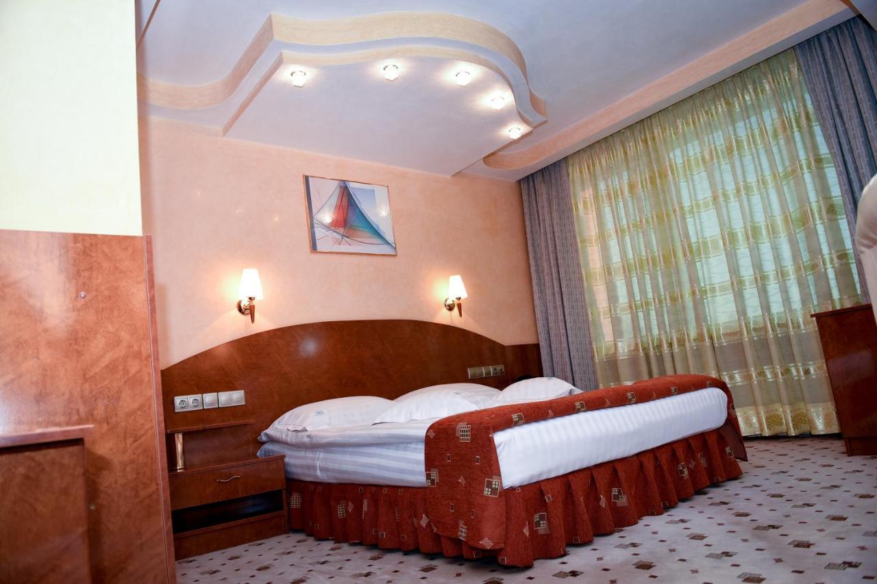 Hotel Carpati Бая-Маре Экстерьер фото